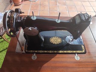 Maquina de coser con mueble
