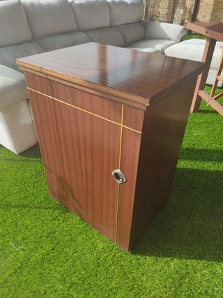 Maquina de coser con mueble