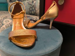 Sandalia dorada para calle o baile.