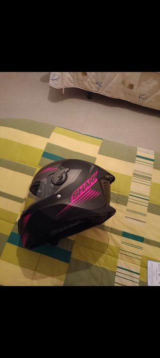 Casco de moto chaqueta y guantes