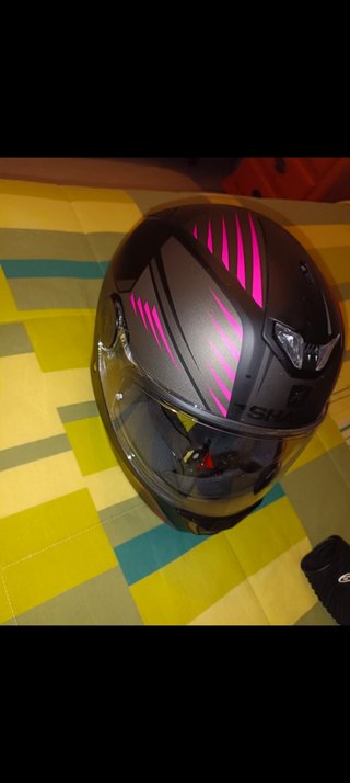 Casco de moto chaqueta y guantes