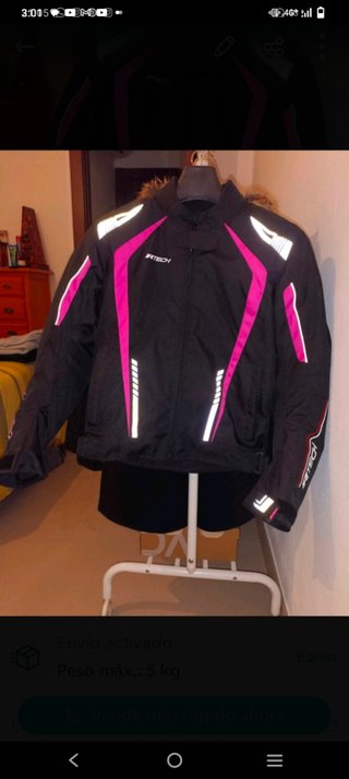 Casco de moto chaqueta y guantes
