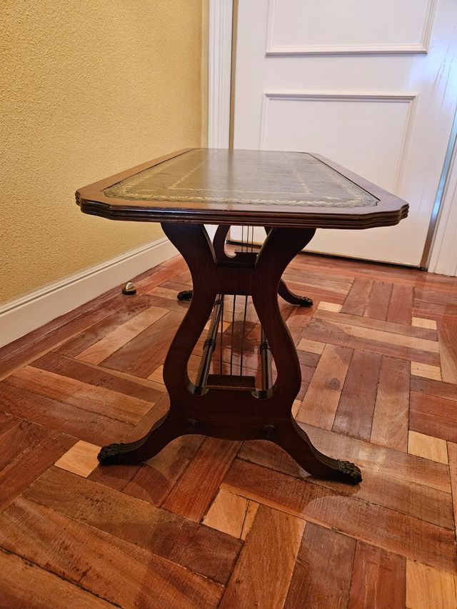 Mesa auxiliar en madera y piel
