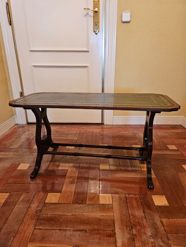 Mesa auxiliar en madera y piel
