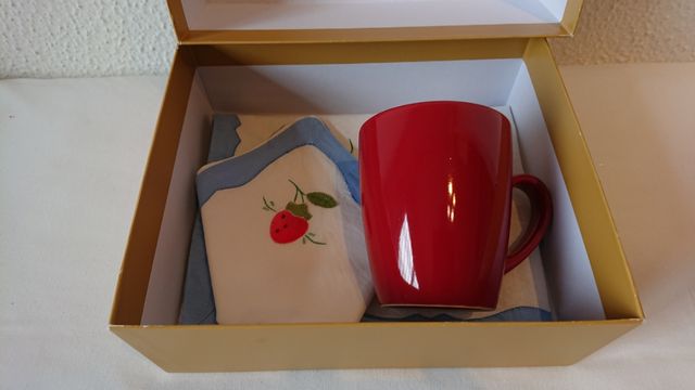 Taza, tazón o mug y mantel con servilleta
