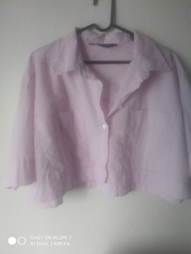 Camisa rosa y blanca corta