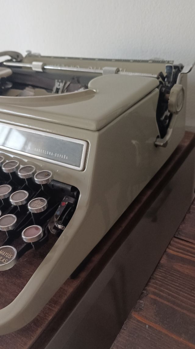 Máquina de escribir Hispano Olivetti