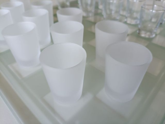 Vassoio e 24 bicchieri in vetro per giocare a dama