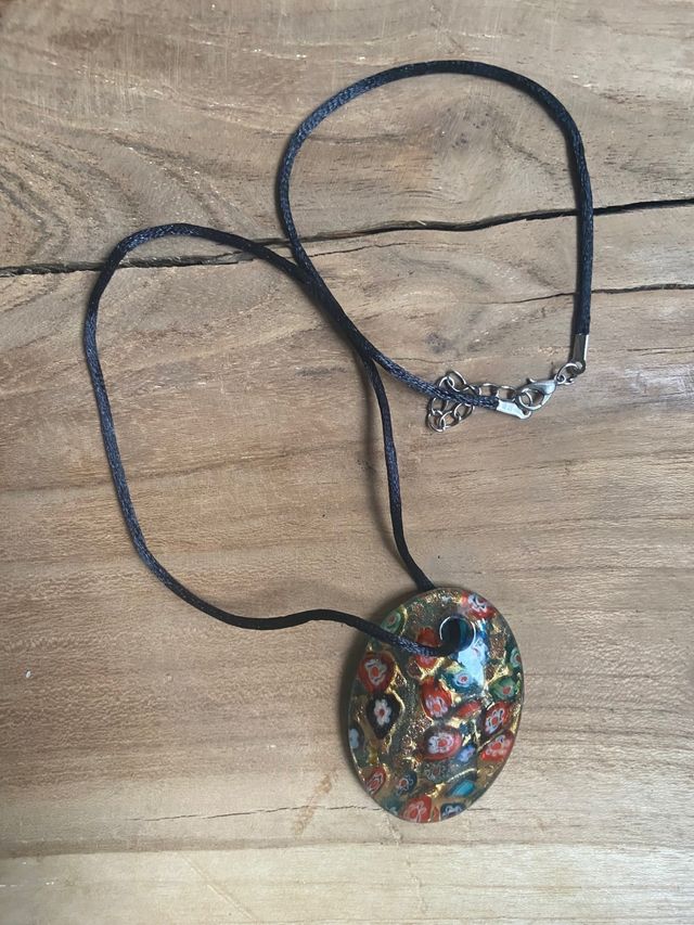 collana con ciondolo di vetro colorato