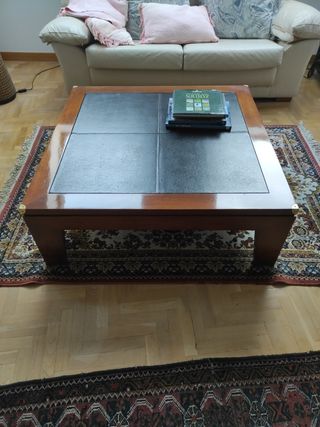 Mesa baja salón  de madera y piel. 110 cm.