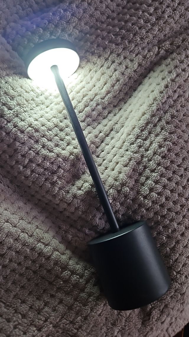 Lampara de mesa elegante con 3 tonos