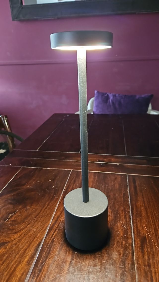 Lampara de mesa elegante con 3 tonos
