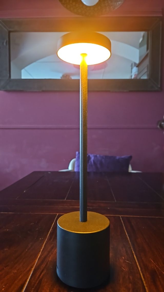 Lampara de mesa elegante con 3 tonos