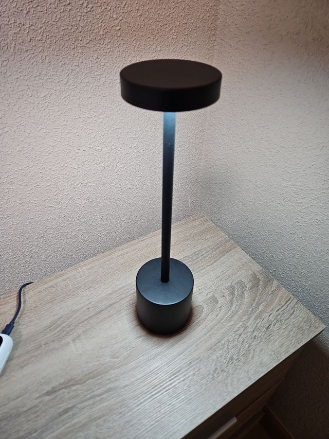 Lampara de mesa elegante con 3 tonos