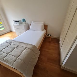 Cama 90 con mesilla, colchón 90 y colcha.