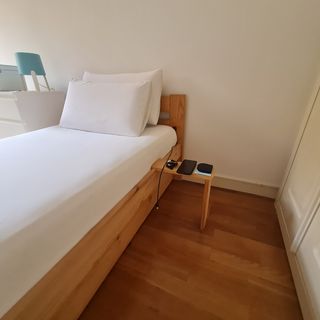 Cama 90 con mesilla, colchón 90 y colcha.