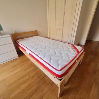 Cama 90 con mesilla, colchón 90 y colcha.