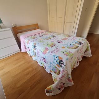 Cama 90 con mesilla, colchón 90 y colcha.