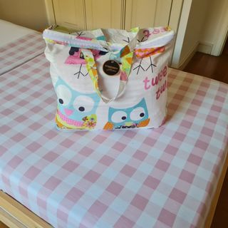 Cama 90 con mesilla, colchón 90 y colcha.