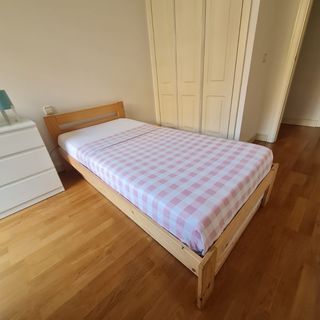 Cama 90 con mesilla, colchón 90 y colcha.