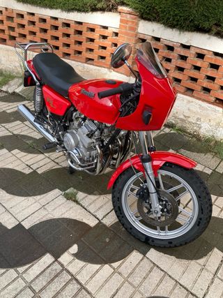 Moto clásica Benelli 654 sport