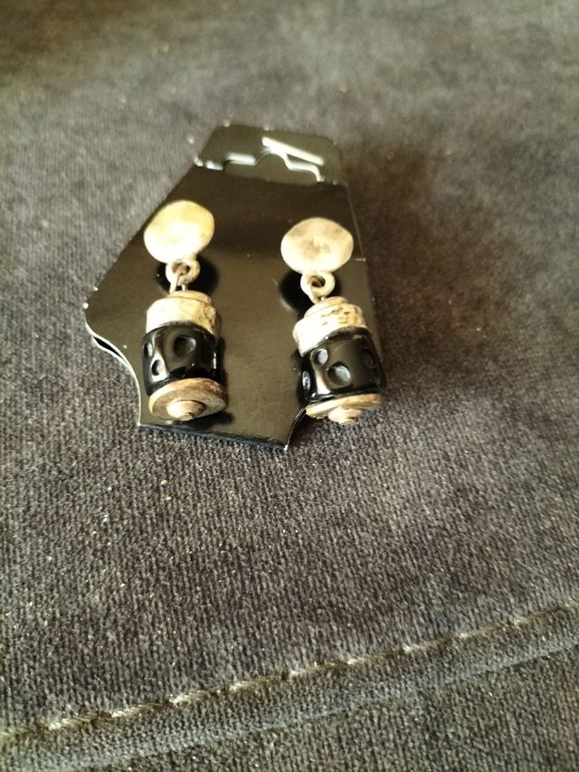 Pendienges cortos diseño playa y negro