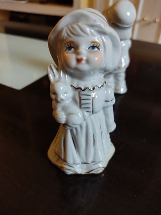 Figuras de porcelana, niño y niña