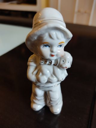 Figuras de porcelana, niño y niña