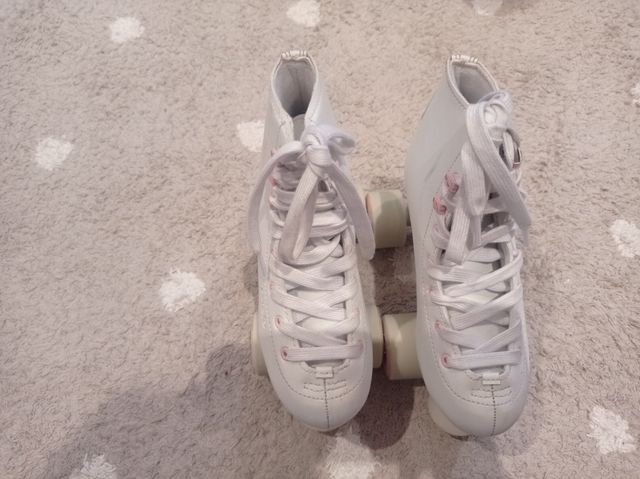 Se venden patines de 4 ruedas