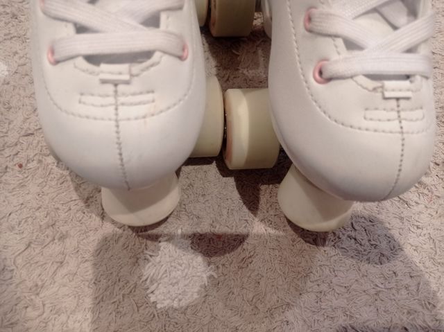Se venden patines de 4 ruedas