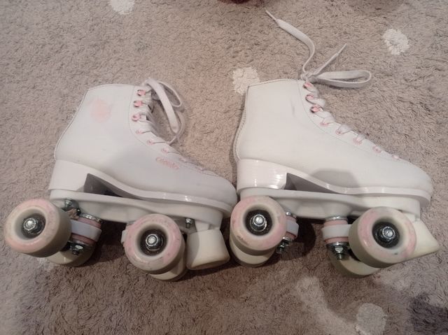 Se venden patines de 4 ruedas