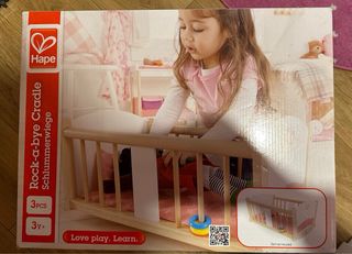 Cuna de madera para muñecas Hape con caja original