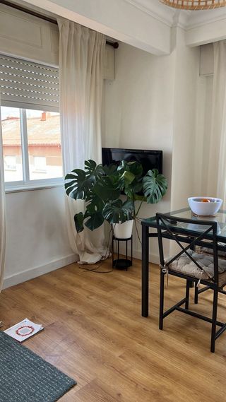 Mesa cristal y forja con cuatro sillas ikea