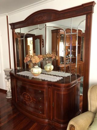 Cómoda de madera con espejo