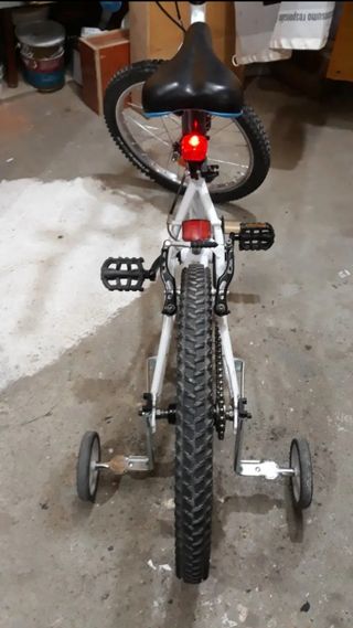 Bicicleta de niño con ruedines
