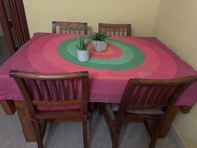 Conjuento de mesa y sillas