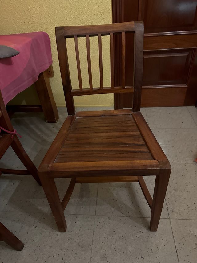 Conjuento de mesa y sillas