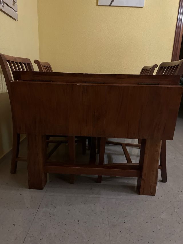 Conjuento de mesa y sillas