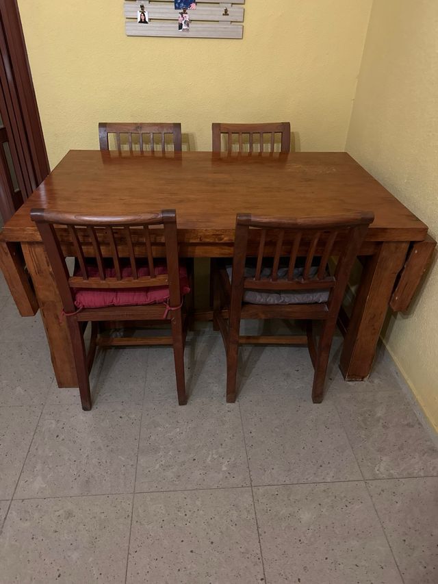 Conjuento de mesa y sillas