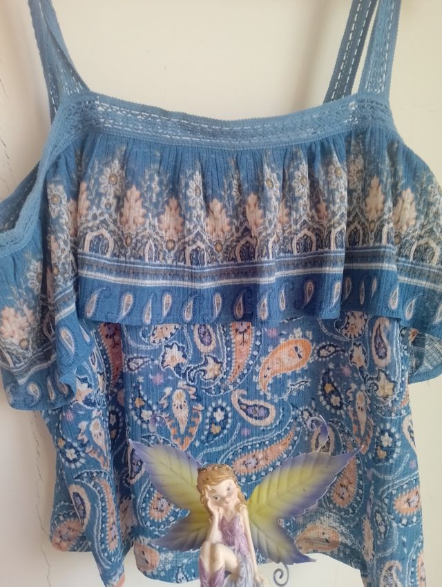 Camiseta étnica con volante