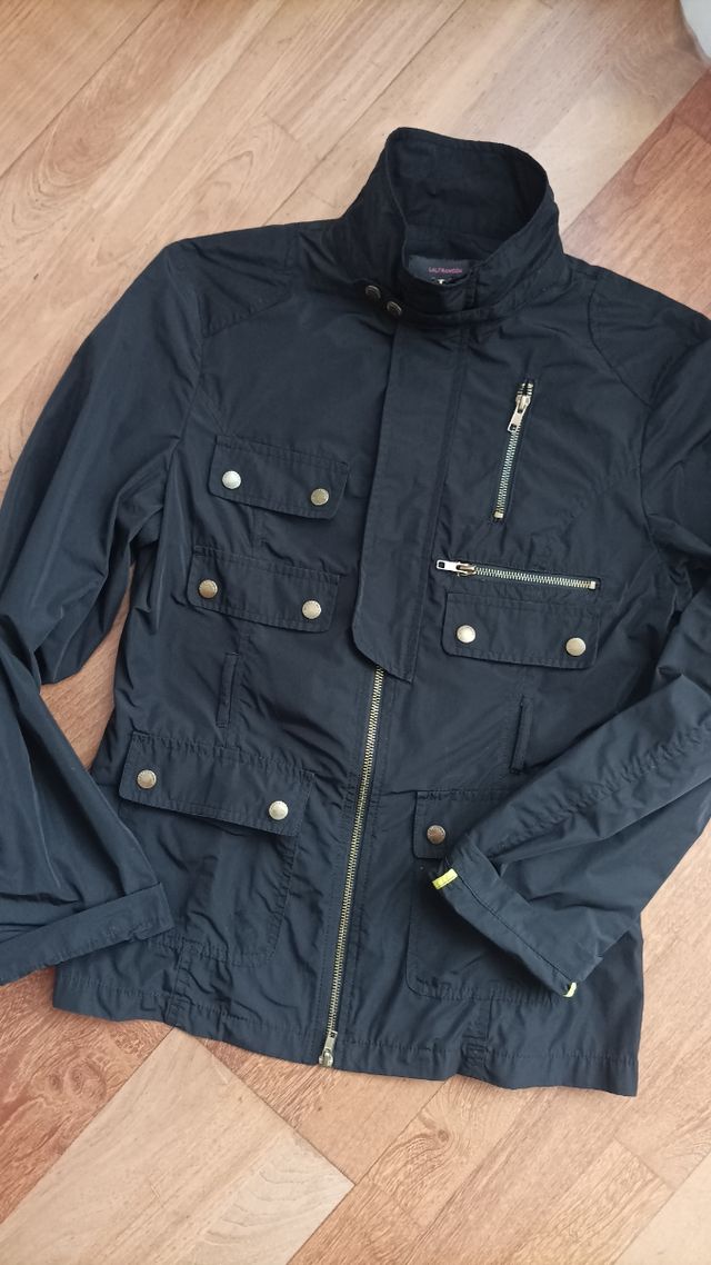 Chaqueta negra ligera