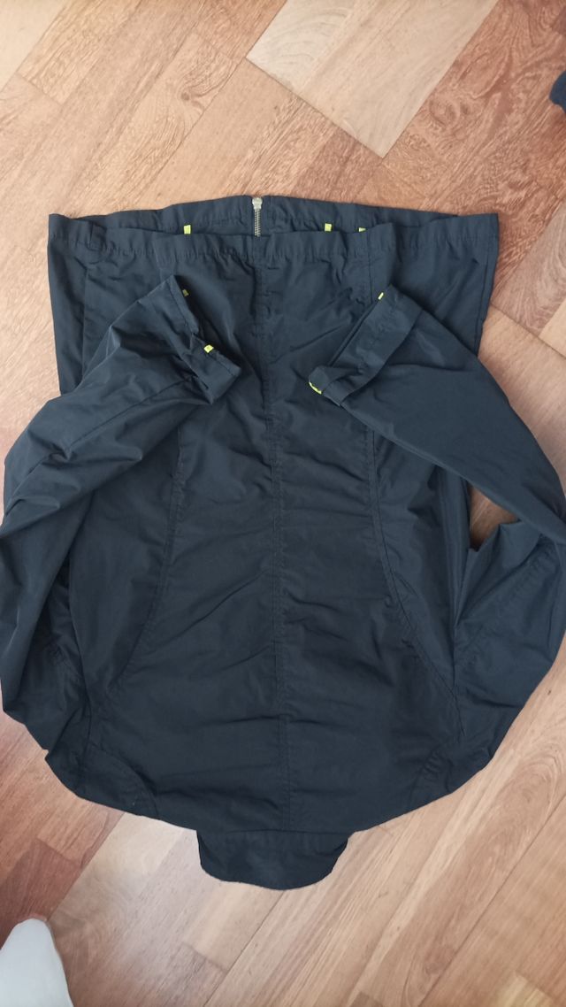 Chaqueta negra ligera