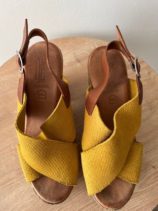 Sandalias amarillas de piel