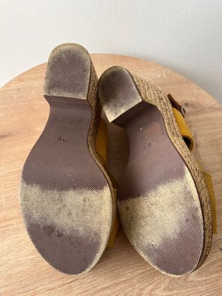 Sandalias amarillas de piel