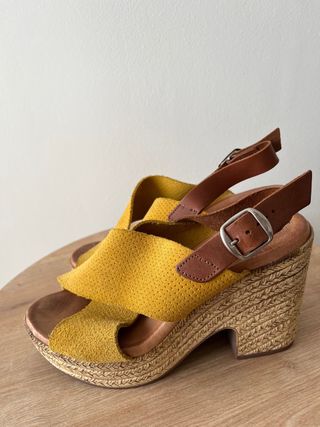 Sandalias amarillas de piel