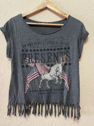 Camiseta con flecos de Bershka