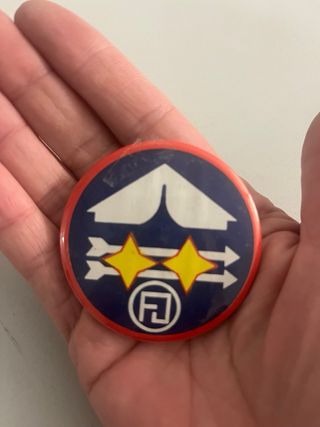 Chapa alfiler de Fuerza Nueva antigua