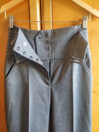 Conjunto de Pantalón y Blusa de Mujer 