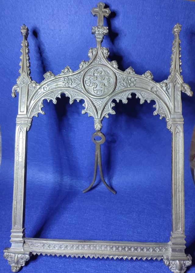 Conjunto de sacras neogoticas