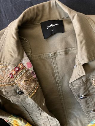 Chaqueta-cazadora Desigual con pasamanería